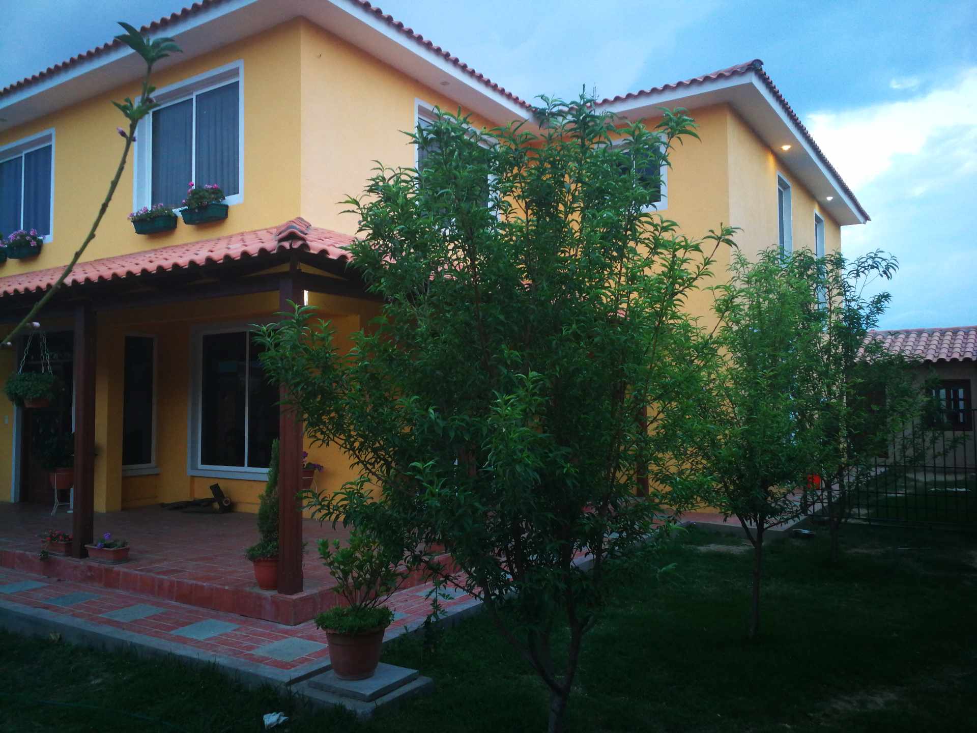 Casa en San Luis en Tarija 5 dormitorios 5 baños 3 parqueos Foto 3