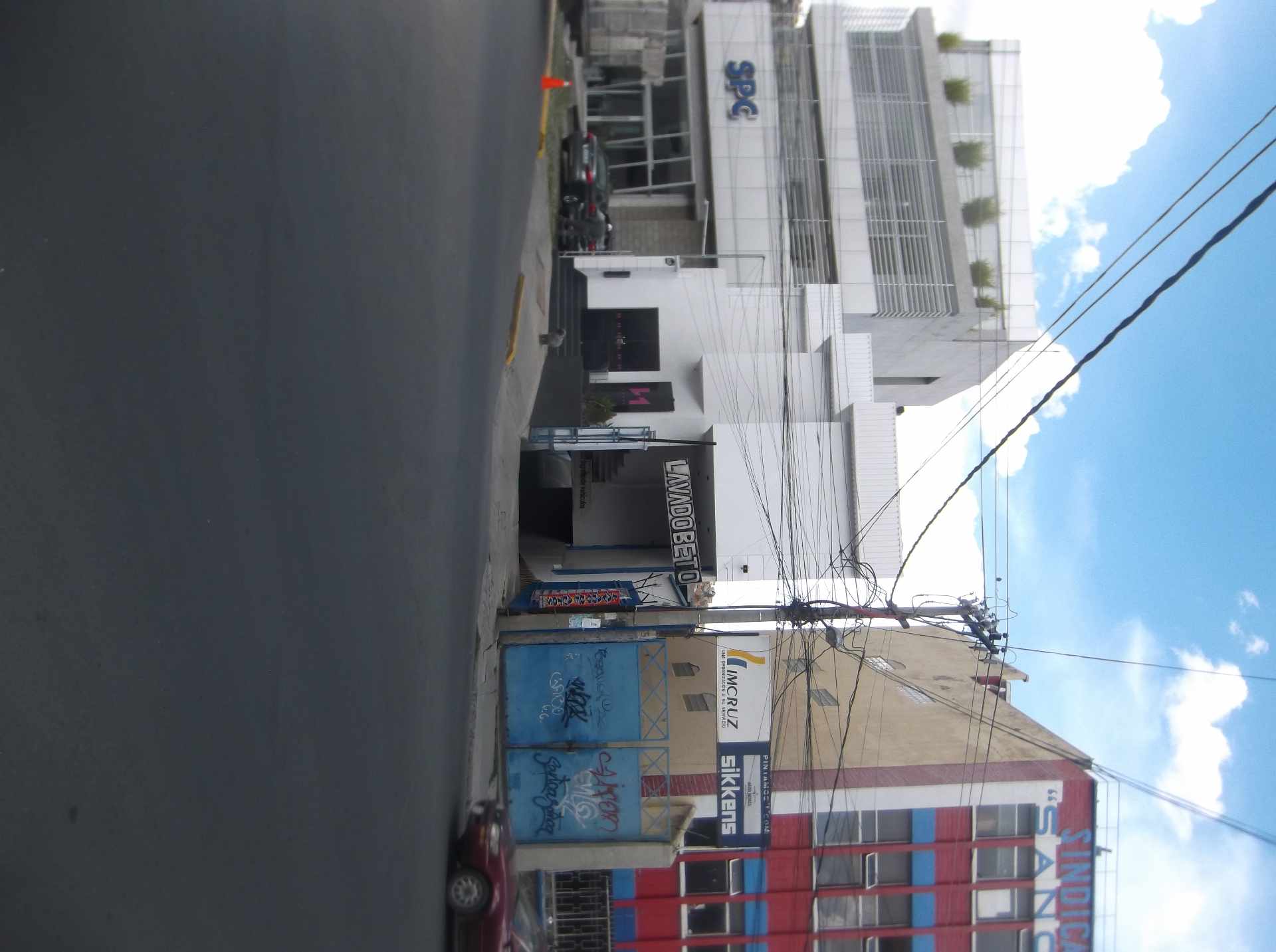 Casa Ubicado sobre la  AV.. SAAVEDRA  No. 2425 DE LA ZONA DE MIRAFLORES con una superficie de 1040 mts2. (al lado de las empresas SPC  y  SUZUKI ) Plaza los leones Foto 5