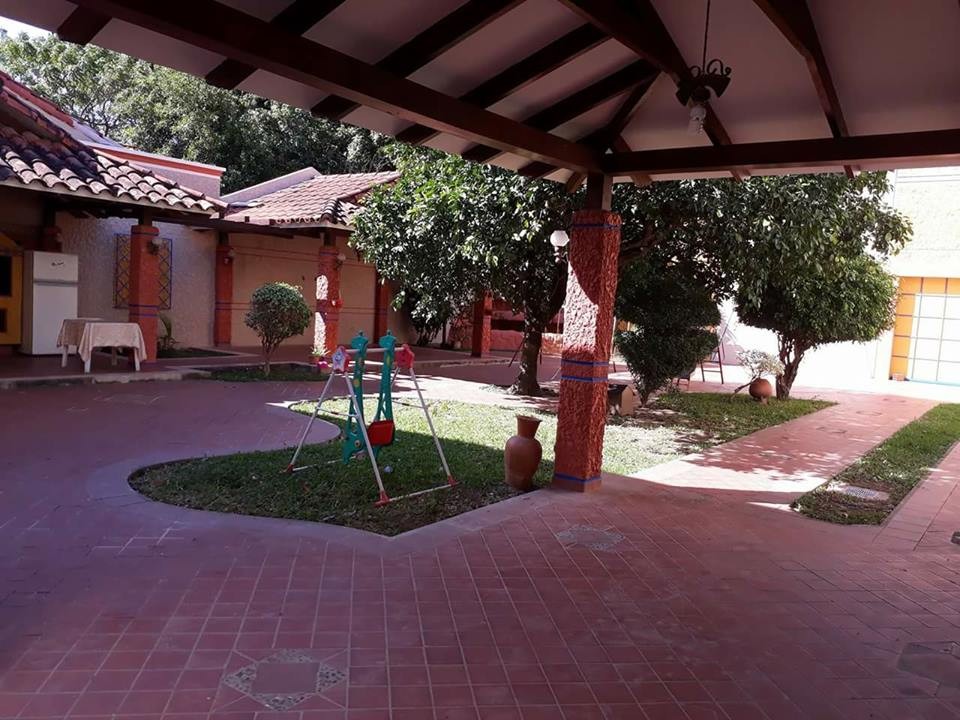 Casa en Entre 3er y 4to anillo Este en Santa Cruz de la Sierra 5 dormitorios 4 baños 7 parqueos Foto 3