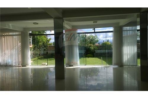 Local comercial en AlquilerAv. Circunvalación casi Av. Melchor Urquidi Foto 1