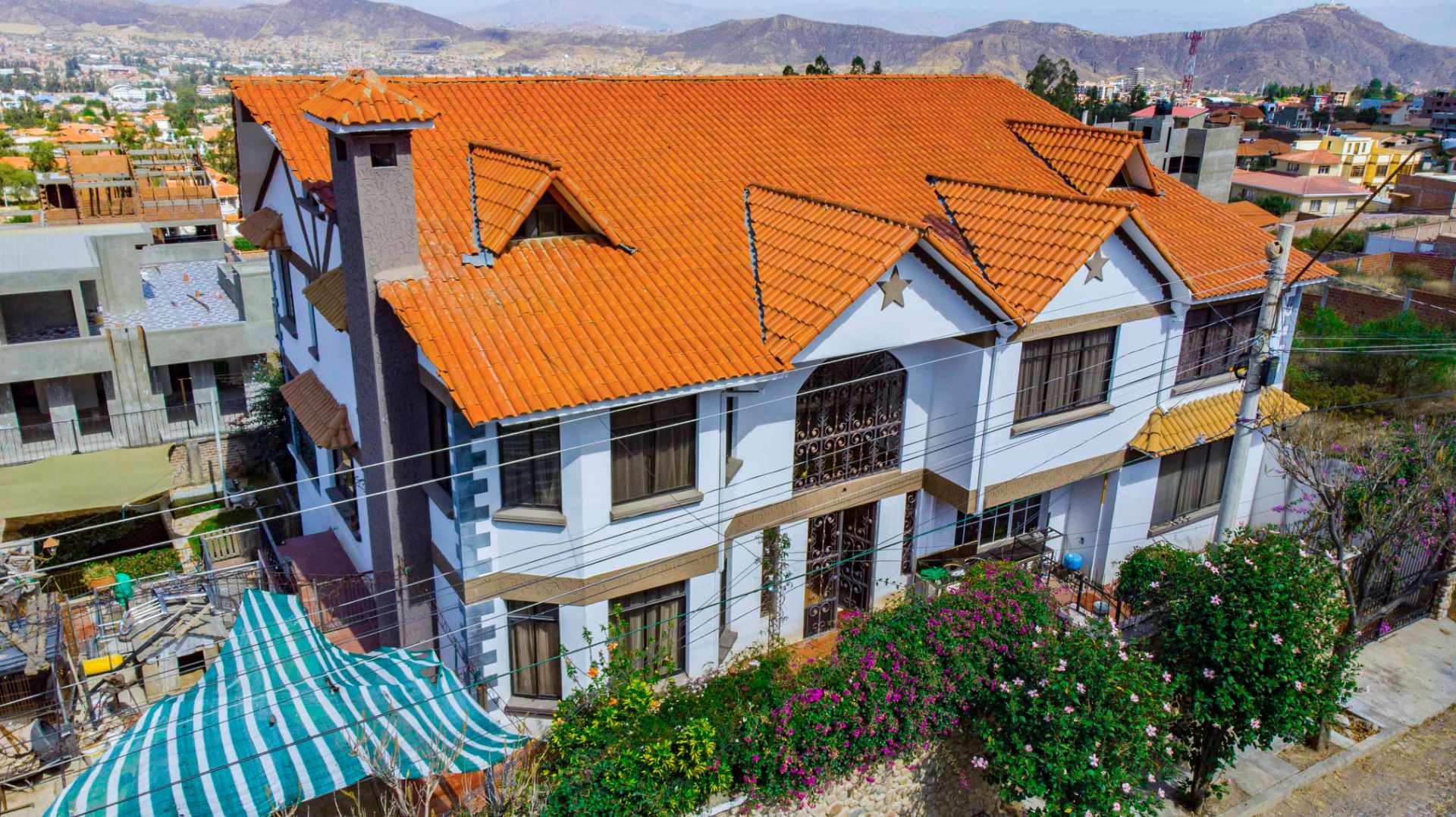Casa en Sacaba en Cochabamba 9 dormitorios 9 baños 3 parqueos Foto 1