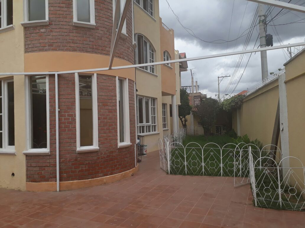 Casa en La Chimba en Cochabamba 6 dormitorios 4 baños 4 parqueos Foto 2