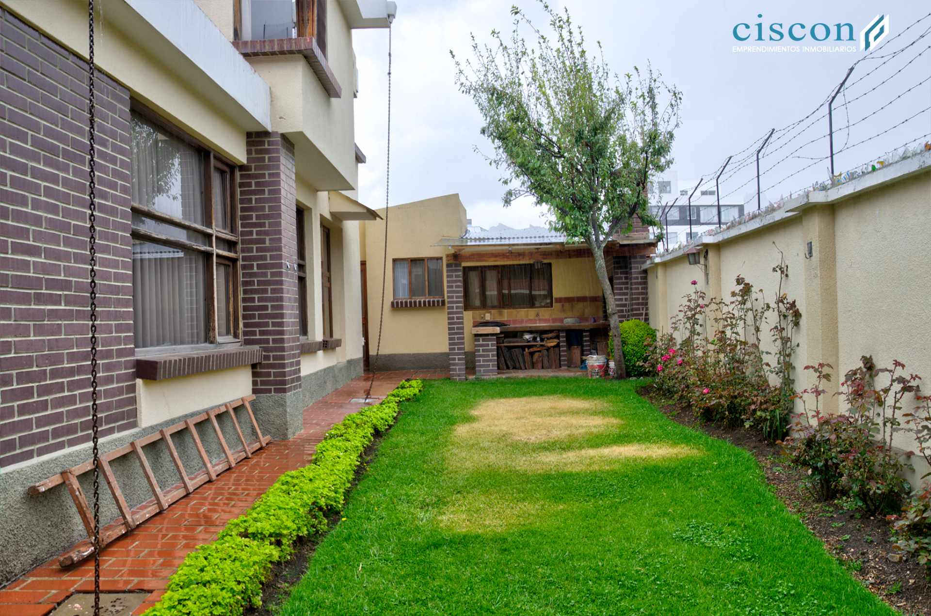 Casa en VentaAchumani, Zona Colegio Franco Boliviano 4 dormitorios 3 baños 3 parqueos Foto 3
