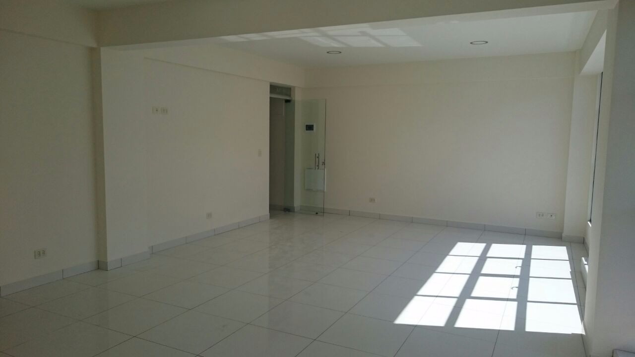 Oficina en VentaCalle Ecuador entre 16 de julio y Oquendo 1 dormitorios 1 baños  Foto 3