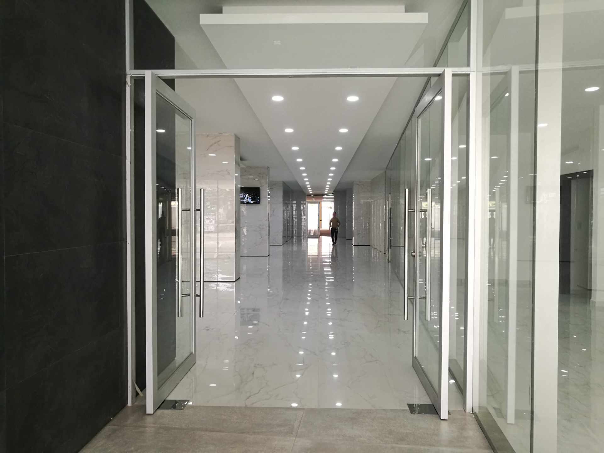 Oficina en AlquilerAv. Beni, entre 1er y 2do anillo, N°147, Edificio Oficentro 1 dormitorios 1 baños 1 parqueos Foto 1