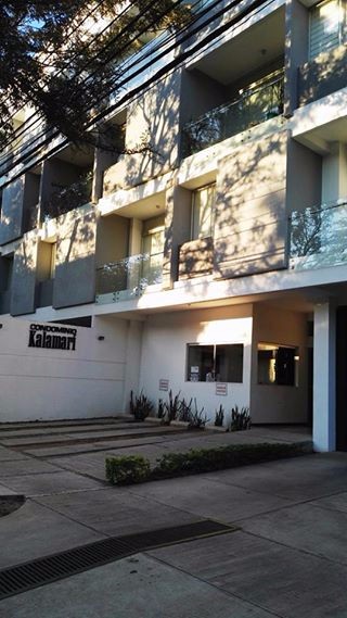 Departamento en AlquilerCondominio Kalamari,Barrio Equipetrol, calle Tucuman (6 oeste), departamento 104, entre Nicolas Ortiz y Plaza Italia 3 dormitorios 2 baños 1 parqueos Foto 1