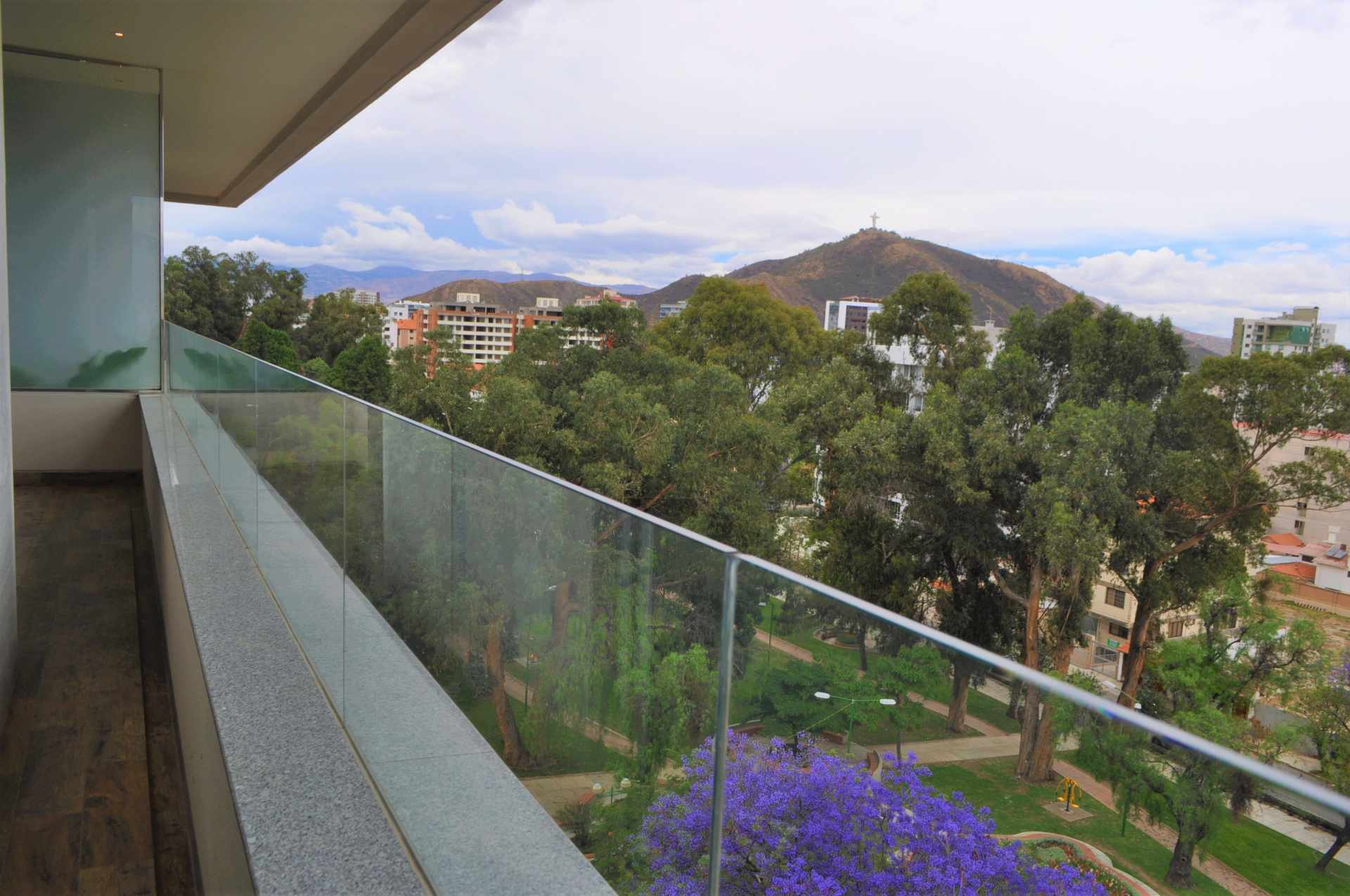 Departamento Parque Fidel Anze, entre Av. Pando y Av. Melchor Urquidi Foto 1