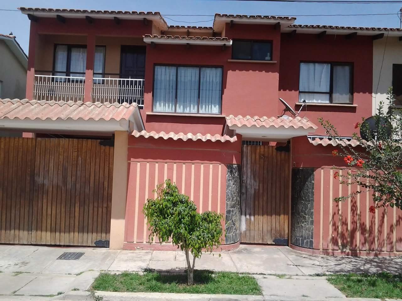 Casa en Sacaba en Cochabamba 4 dormitorios 4 baños 3 parqueos Foto 1