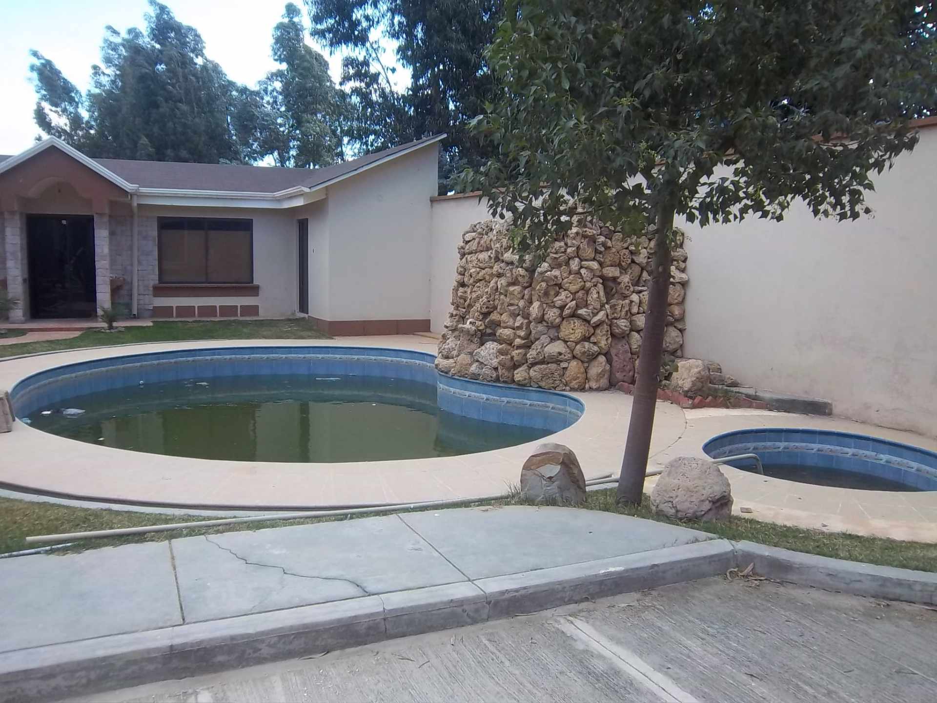 Casa en Tiquipaya en Cochabamba 5 dormitorios 6 baños 1 parqueos Foto 13