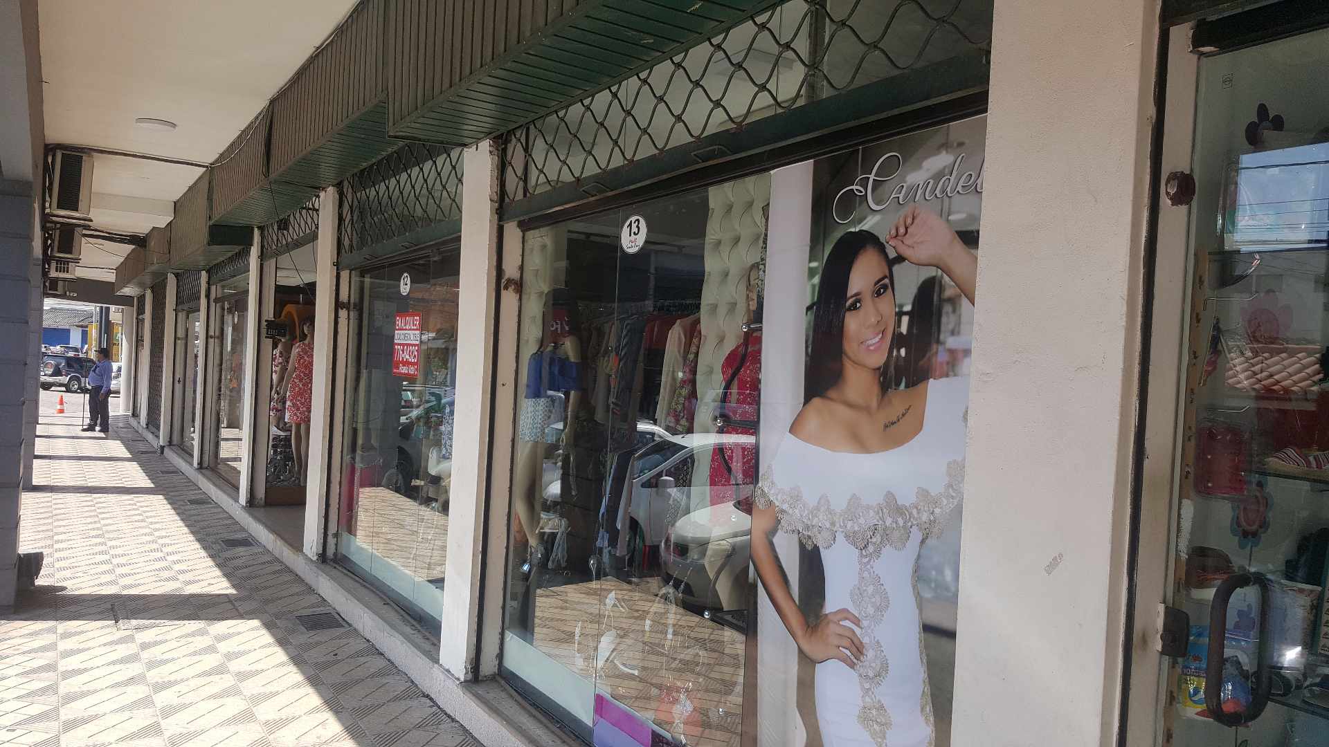 Local comercial en Alquiler7 calles , Mall Santa Cruz Foto 3