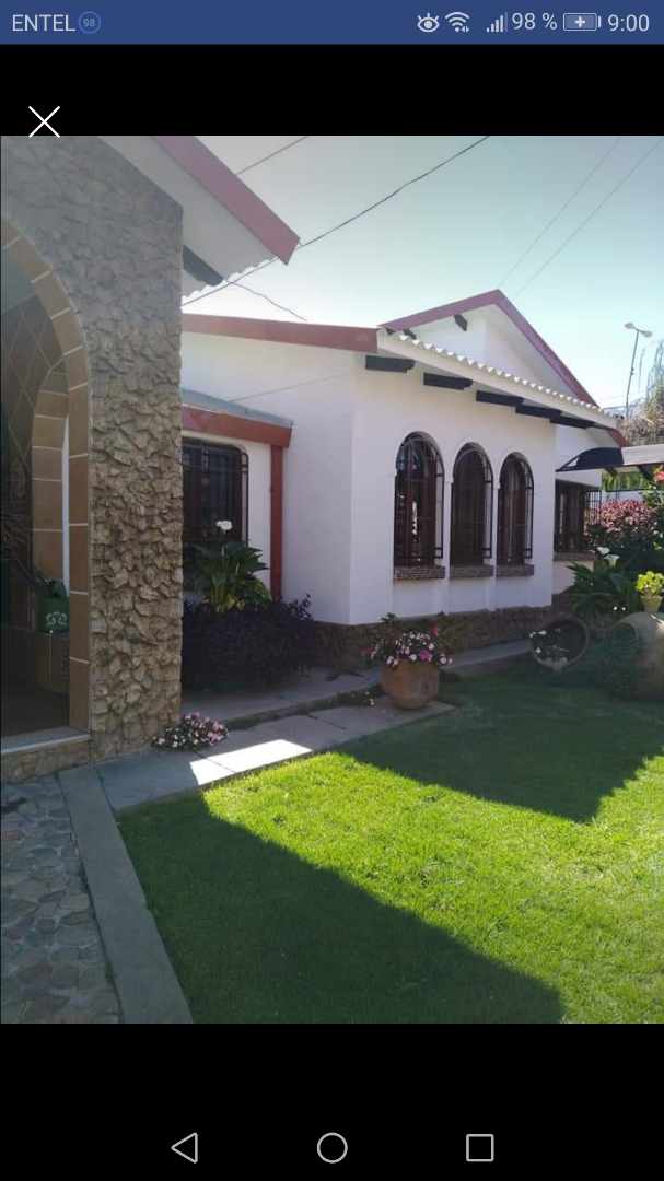 Casa en Sacaba en Cochabamba 4 dormitorios 3 baños 4 parqueos Foto 1