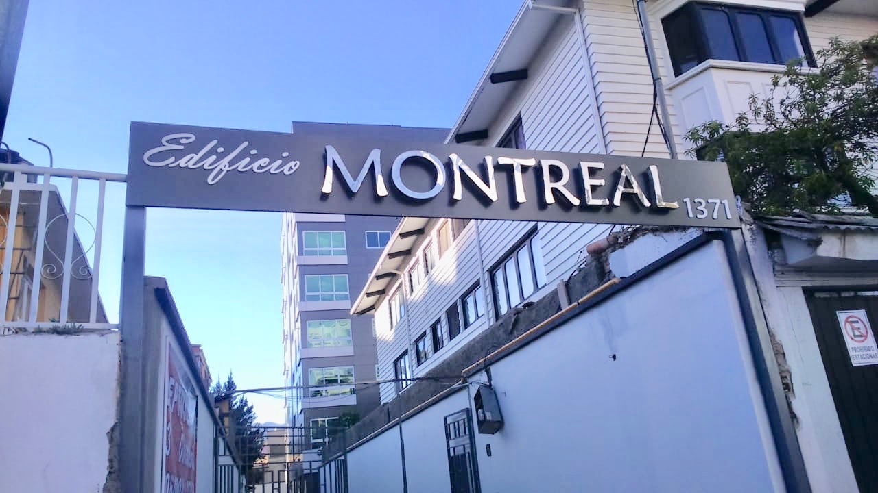 Departamento en VentaEdificio Montreal, Avenida Julio Patiño entre calles 19 y 20 de Calacoto #1371. Cel. 70644604 3 dormitorios 4 baños 1 parqueos Foto 2