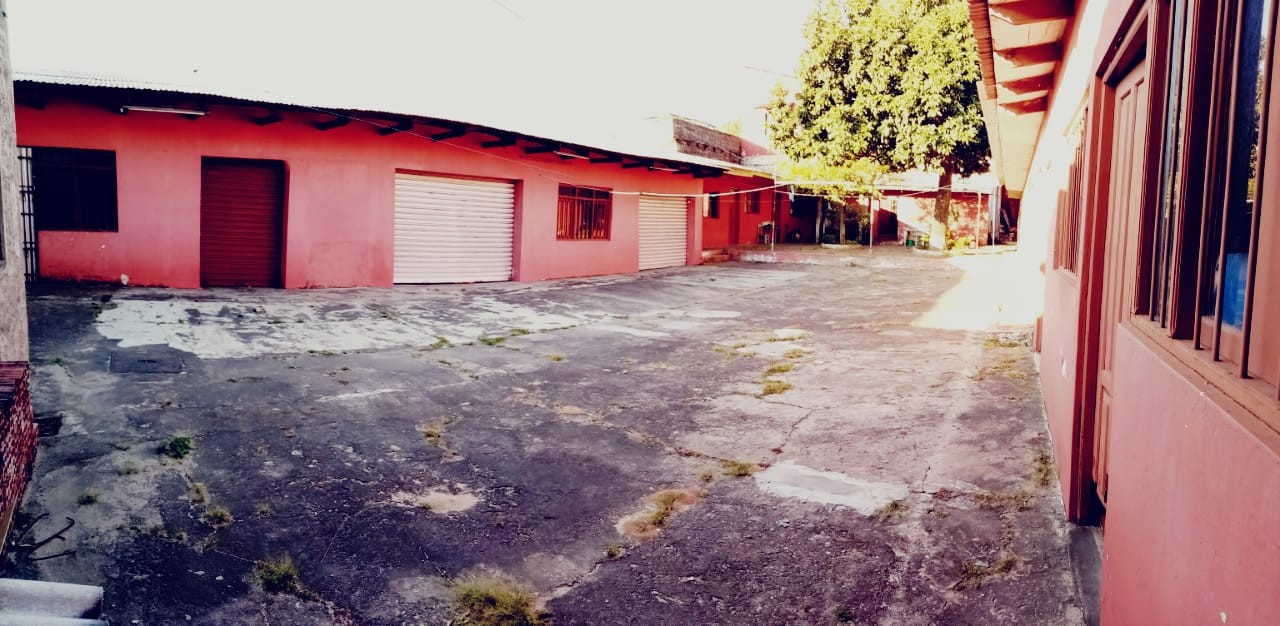 Casa en VentaAv. Omar Chavez entre 1er  y 2do anillo 10 dormitorios 11 baños 2 parqueos Foto 4