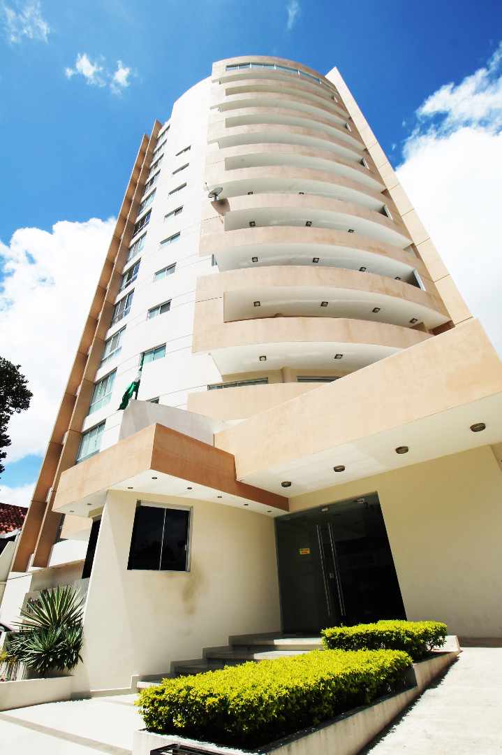 Departamento en AlquilerEdificio Elvira de Mendoza, Calle Elvira de Mendoza casi Av Las Americas 2 dormitorios 2 baños  Foto 1