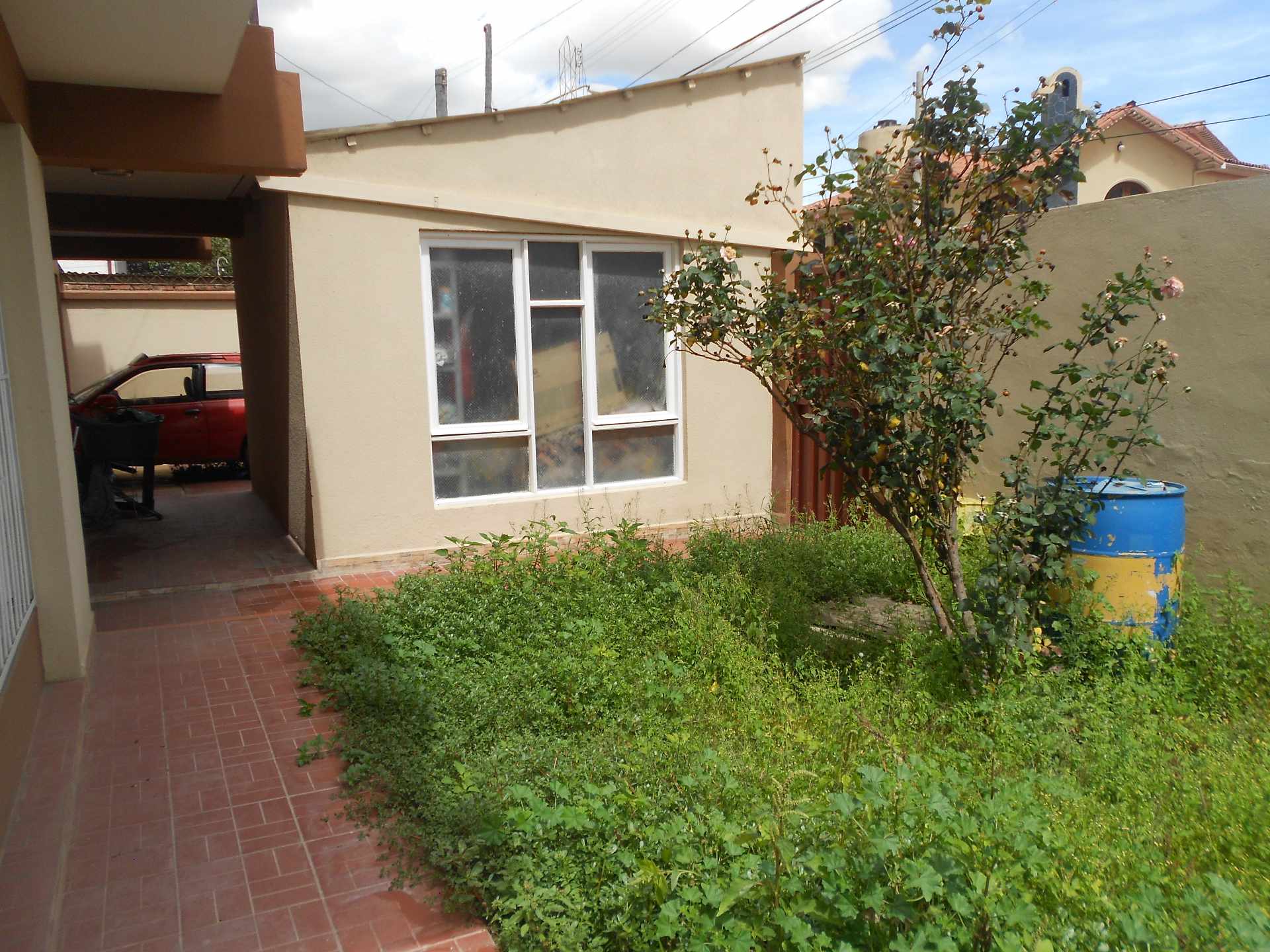 Casa en Hipódromo en Cochabamba 5 dormitorios 2 baños 1 parqueos Foto 2