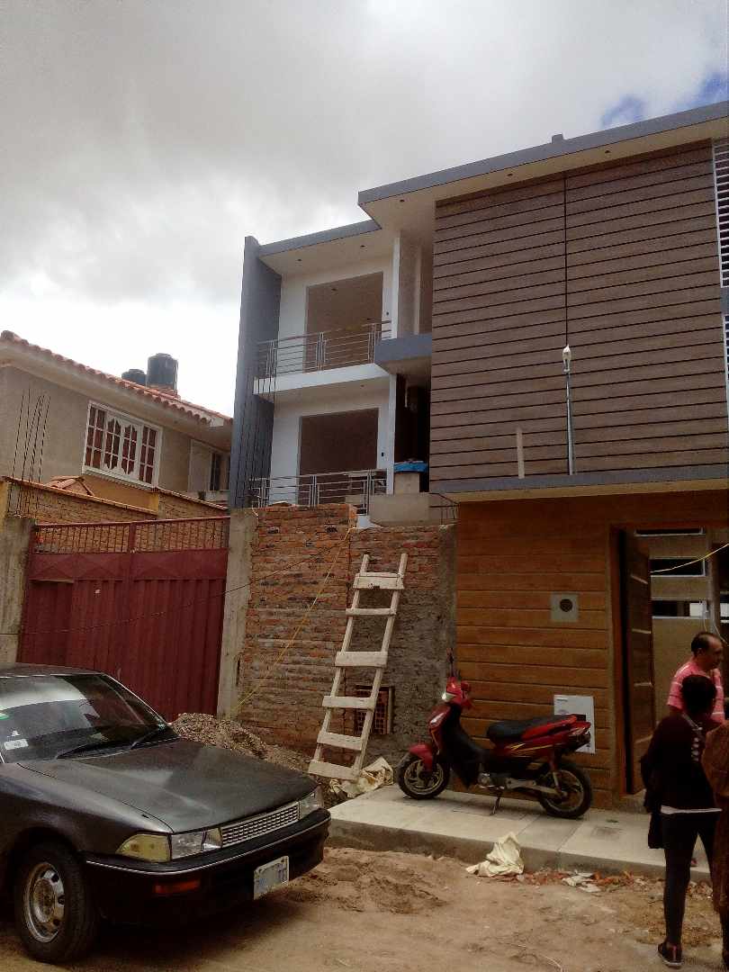 Casa en VentaUBICACIÓN: ZONA JUAN PABLO II, A CUATRO CUADRA DE LA AV. JUANA AZURDUY DE PADILLA. Foto 25
