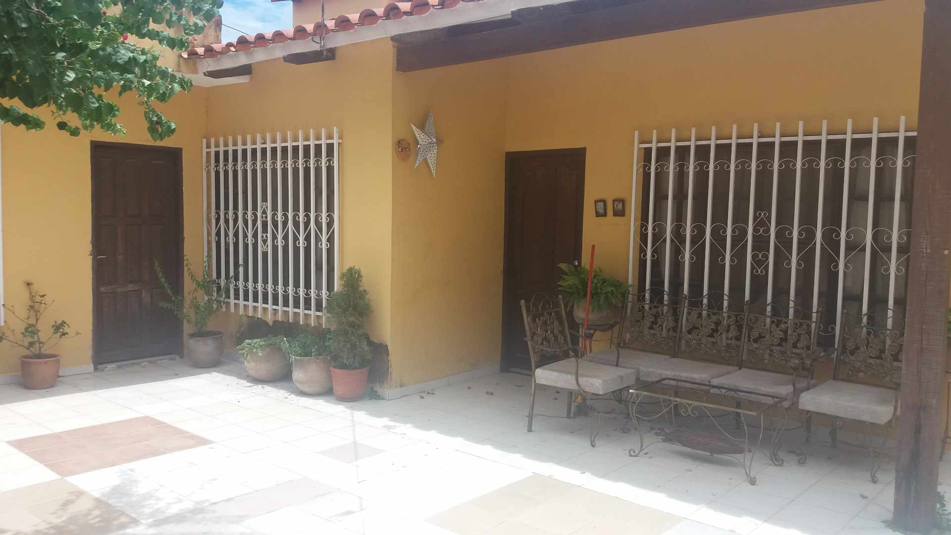 Casa en Entre 6to y 7mo anillo Sur en Santa Cruz de la Sierra  5 baños 2 parqueos Foto 1