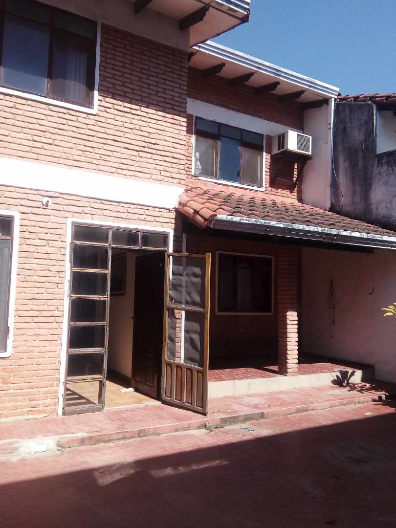 Casa en Barrio Urbari en Santa Cruz de la Sierra 3 dormitorios 3 baños 1 parqueos Foto 2
