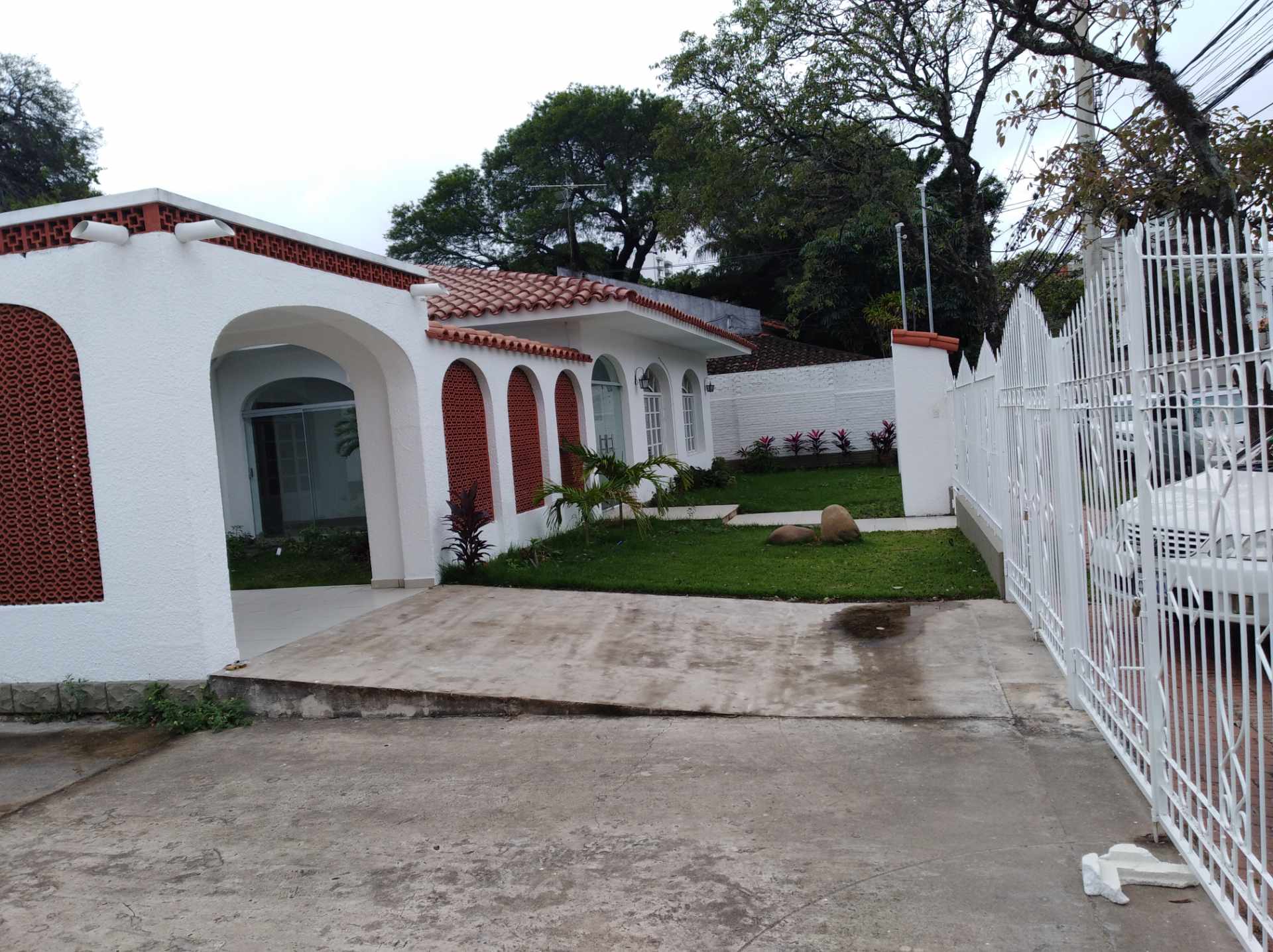 Casa en Entre 2do y 3er anillo Norte en Santa Cruz de la Sierra 3 dormitorios 4 baños 10 parqueos Foto 1