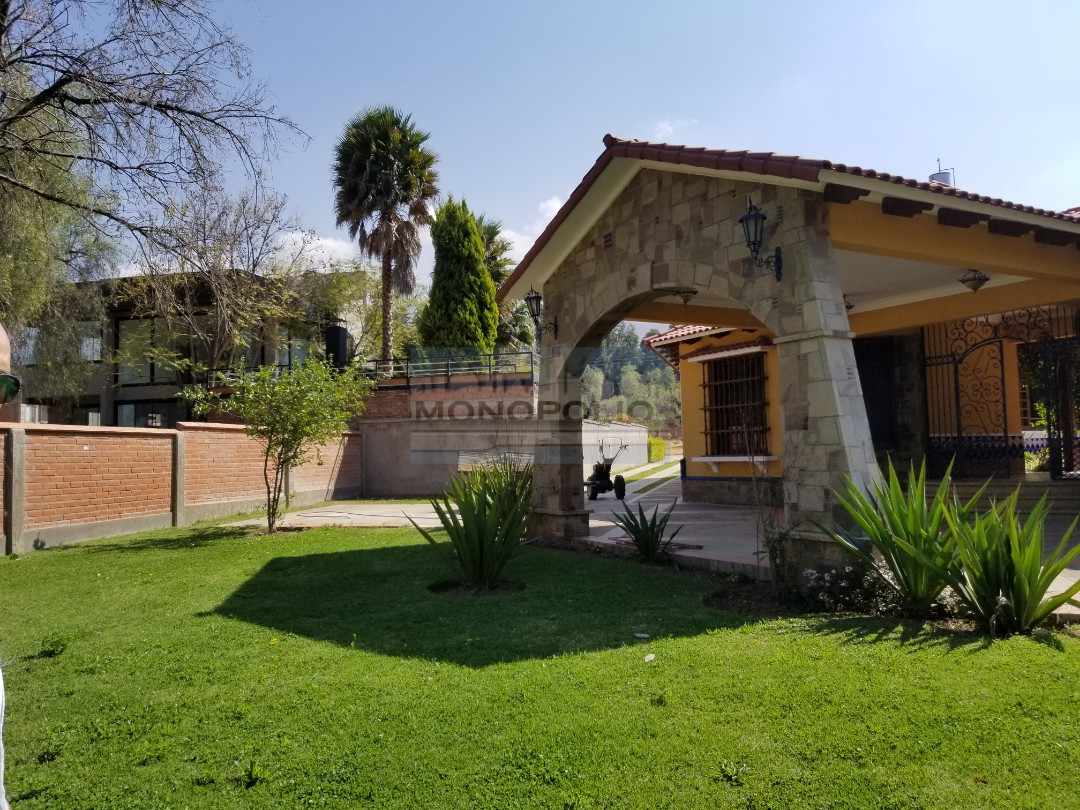 Casa en Tiquipaya en Cochabamba 6 dormitorios 5 baños 4 parqueos Foto 3