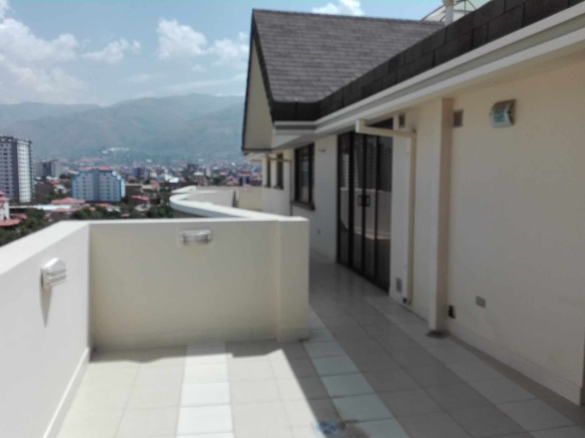 Departamento en Jayhuayco en Cochabamba 4 dormitorios 2 baños 1 parqueos Foto 11