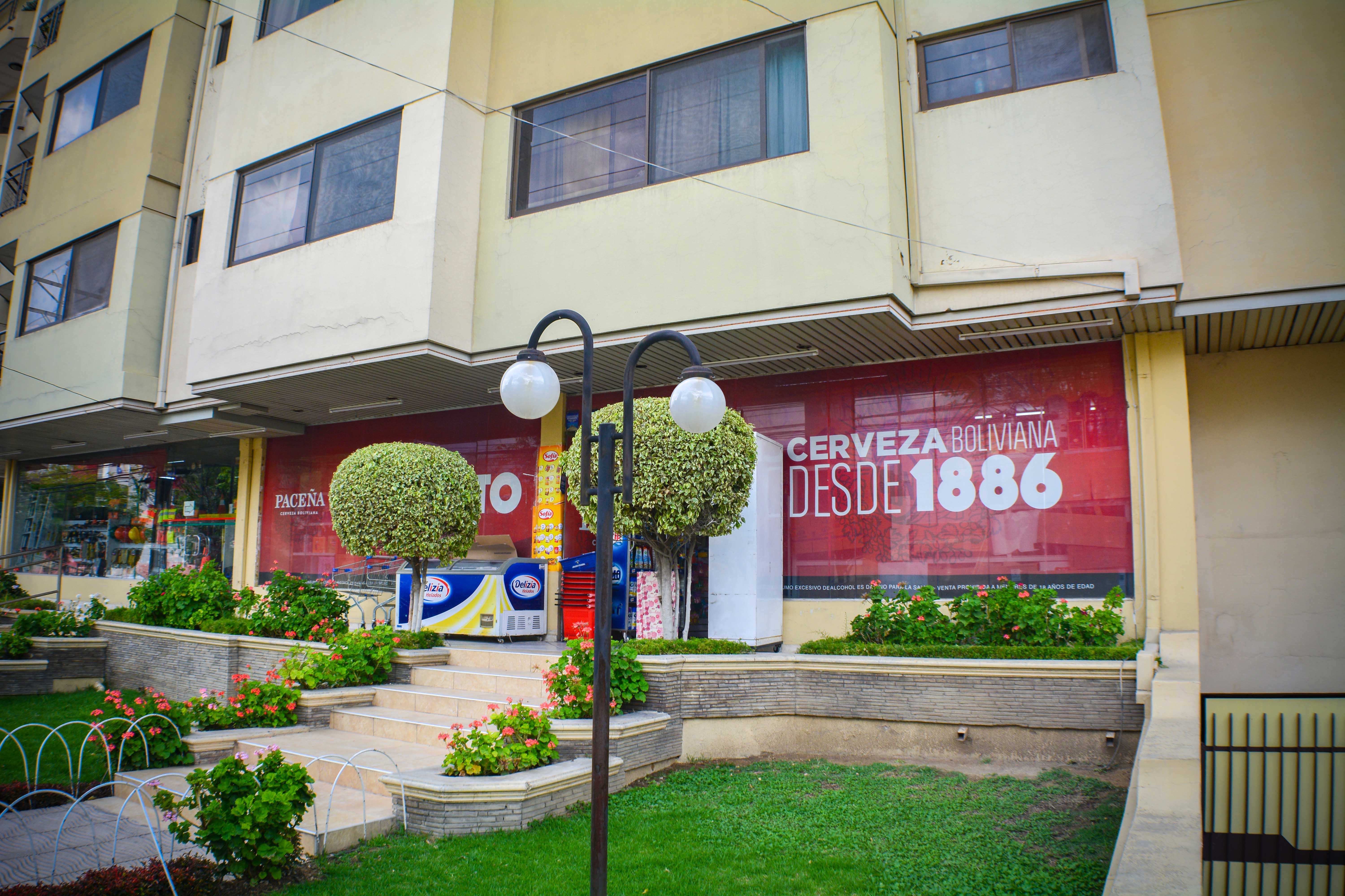 Local comercial en VentaAv. Melchor Perez de Olguin y Av. América     Foto 9