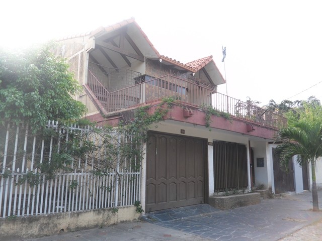 Casa Calle Riquió #115, entre Charcas y Suarez Arana, a una cuadra del 2do anillo Foto 1