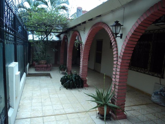 Casa en Entre 1er y 2do anillo Este en Santa Cruz de la Sierra 4 dormitorios 3 baños 2 parqueos Foto 1