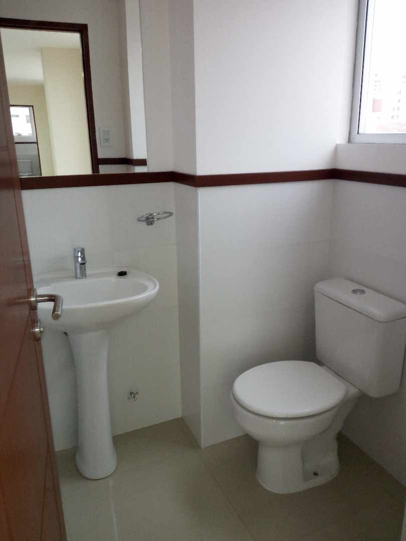 Oficina en Centro en Cochabamba 1 dormitorios 2 baños  Foto 3