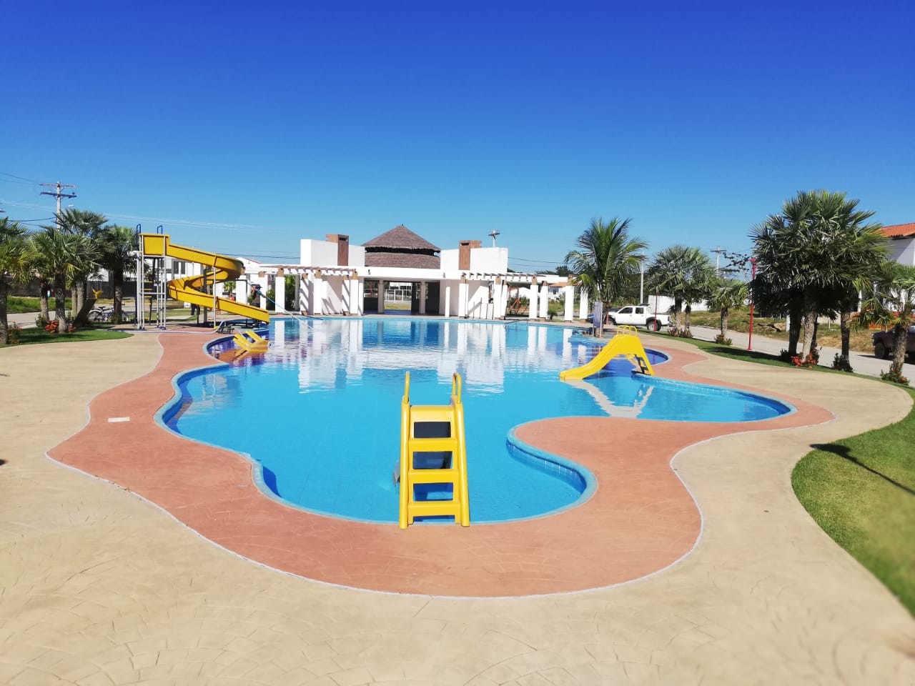 Casa en Urubó en Santa Cruz de la Sierra 5 dormitorios 5 baños 3 parqueos Foto 4