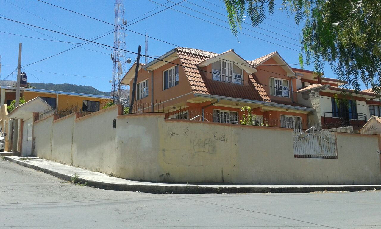 Casa en VentaAtahuallpa y Segunda circunvalación en plena esquina 3 dormitorios 3 baños 1 parqueos Foto 2