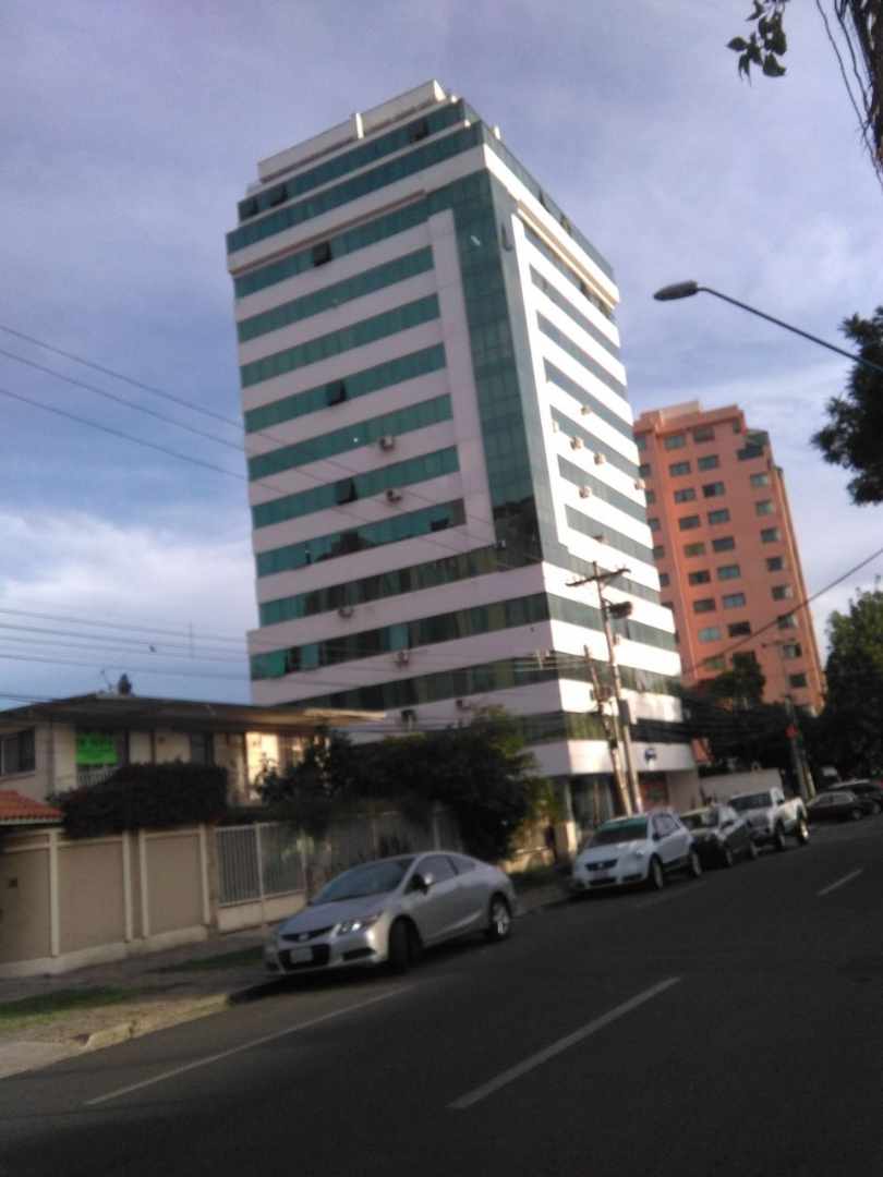 Departamento Edificio Confort, entre Av. Gualberto Villarroel y Avenida Oblitas Foto 1