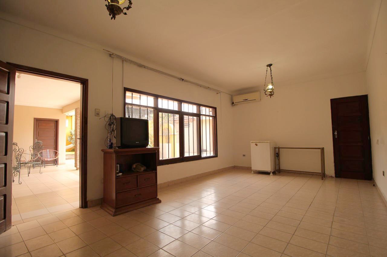 Casa en VentaSobre la calle Suarez Arana, entre la calle Barrón y Av. Uruguay a 60 mts. del 1er anillo. 5 dormitorios 5 baños  Foto 2