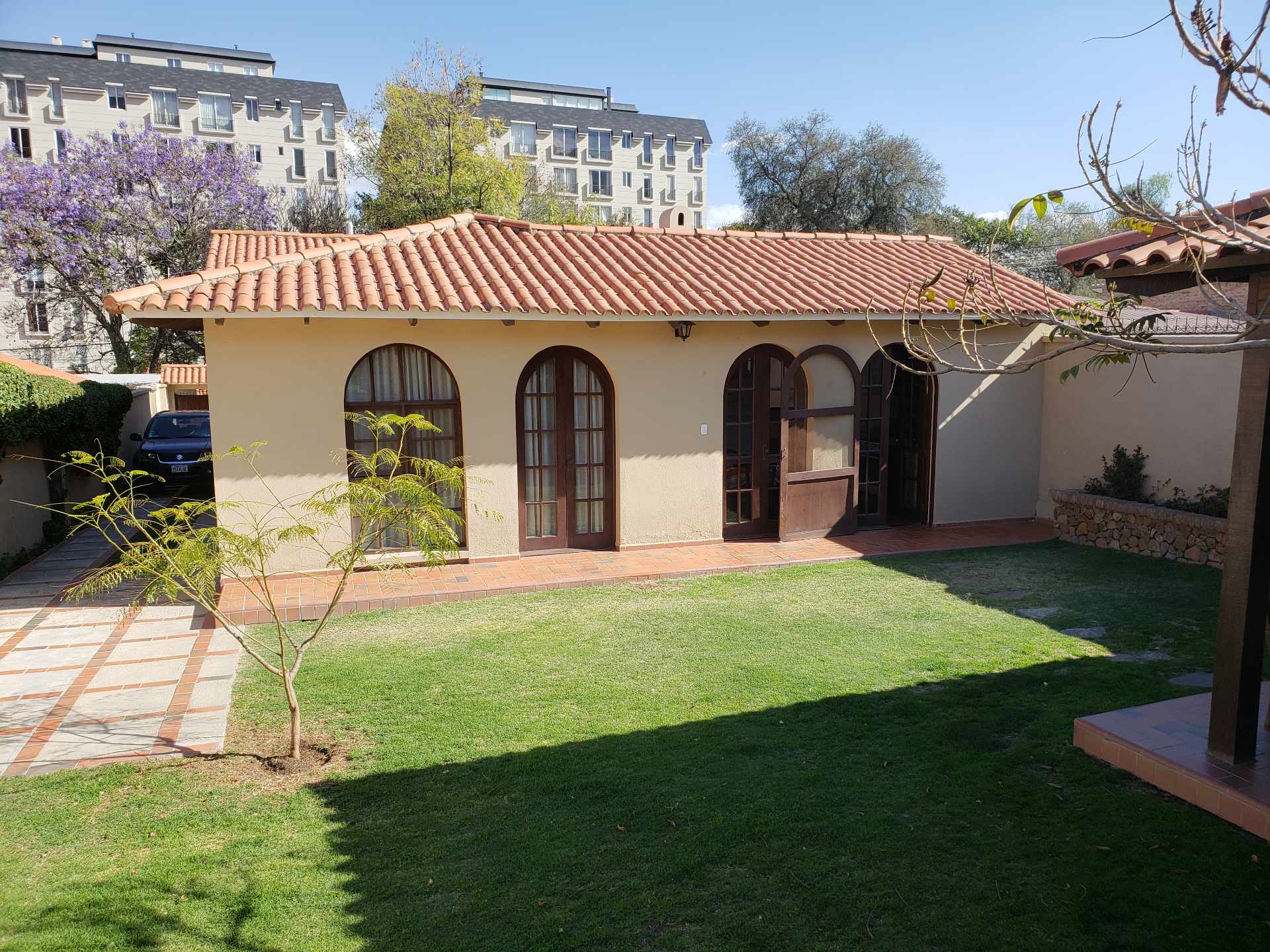 Casa en Aranjuez en Cochabamba 4 dormitorios 4 baños 5 parqueos Foto 1