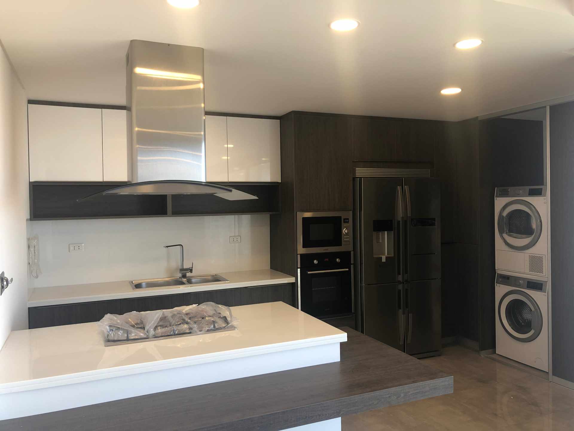 Departamento Condominio Condado 4 [Equipetrol, a lado del Colegio Alemán], Departamento a estrenar de lujo en alquiler de 2 suites + 1 parqueo techado. [1000$us., expensas incluidas] Foto 2