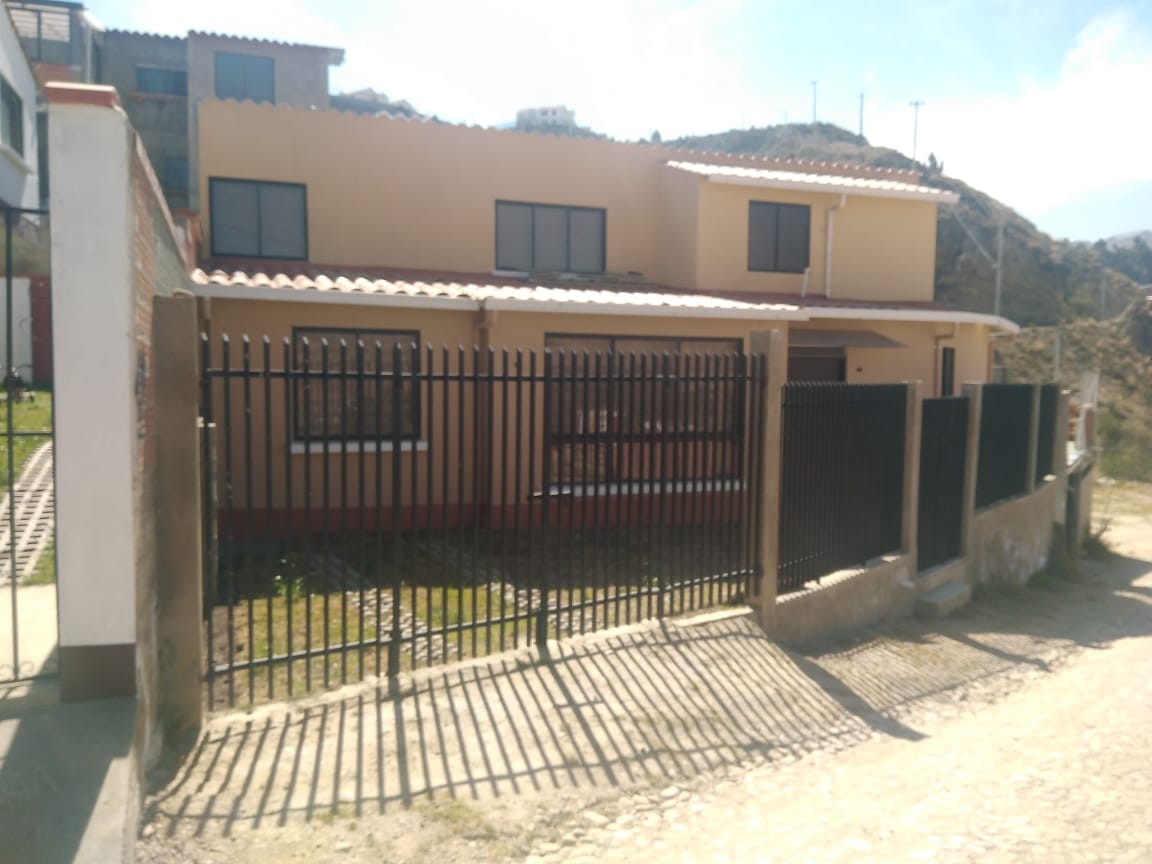 Casa en Achumani en La Paz 3 dormitorios 4 baños 3 parqueos Foto 4