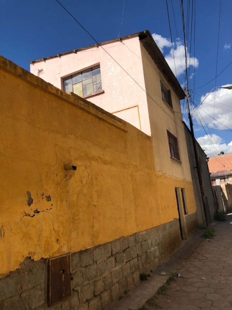 Casa en VentaFrente de la plaza la Plazuela La Rancheria, en la calle La Paz y tupiza,en la esquina sobre el callejon. 5 dormitorios 4 baños 2 parqueos Foto 4