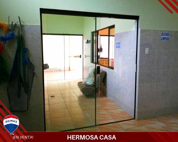 Casa en VentaHERMOSA CASA EN VENTA EN ZONA SUR 3 dormitorios 2 baños  Foto 2