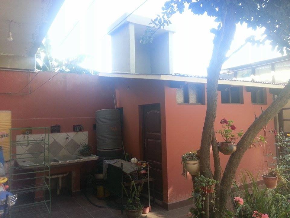 Casa en VentaCochabamba, Zona el castillo, Calle Los Pinos 243, Casa entre 2 avenidas - Av. Villazón y Av. Chapare. 7 dormitorios 4 baños 1 parqueos Foto 12