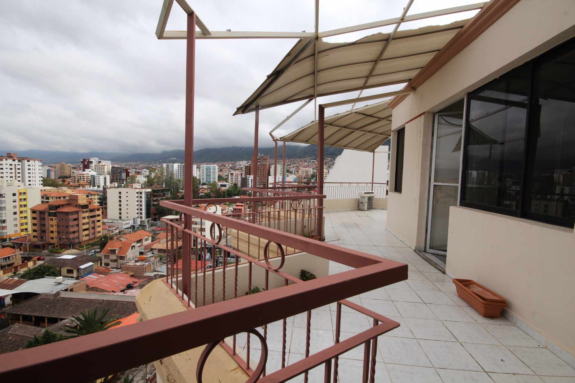 Oficina en Queru Queru en Cochabamba 9 dormitorios 2 baños  Foto 4