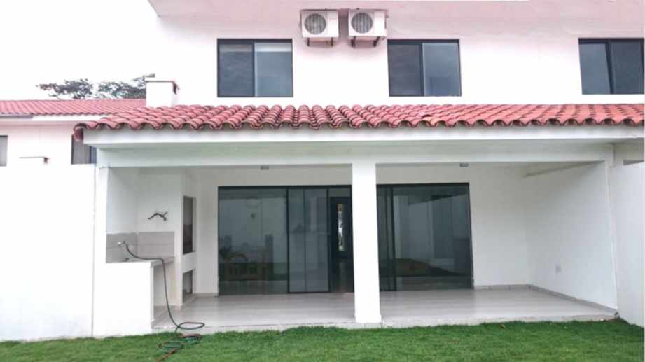 Casa en Entre 5to y 6to anillo Oeste en Santa Cruz de la Sierra 3 dormitorios 3 baños 2 parqueos Foto 2