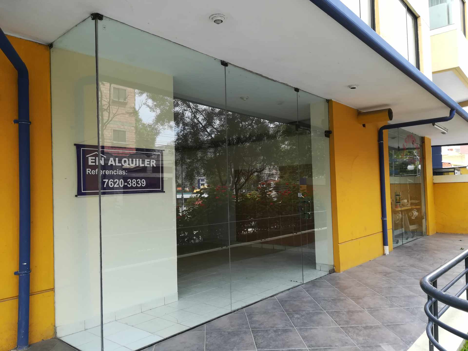 Local comercial en AlquilerCota Cota, calle 30, Edificio la Laguna, local 3  1 baños  Foto 1