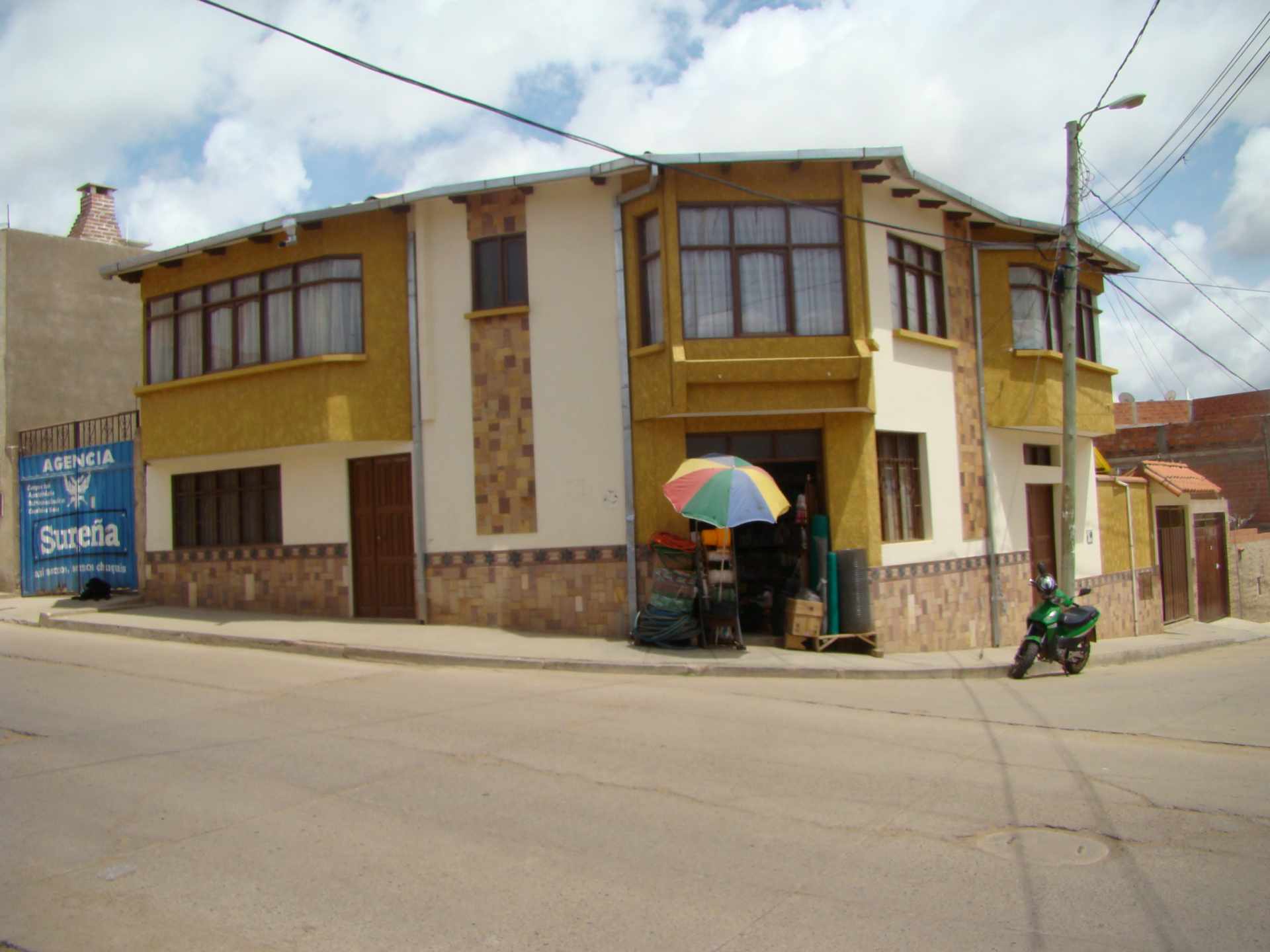 Casa en Sucre en Sucre 4 dormitorios 3 baños 1 parqueos Foto 4
