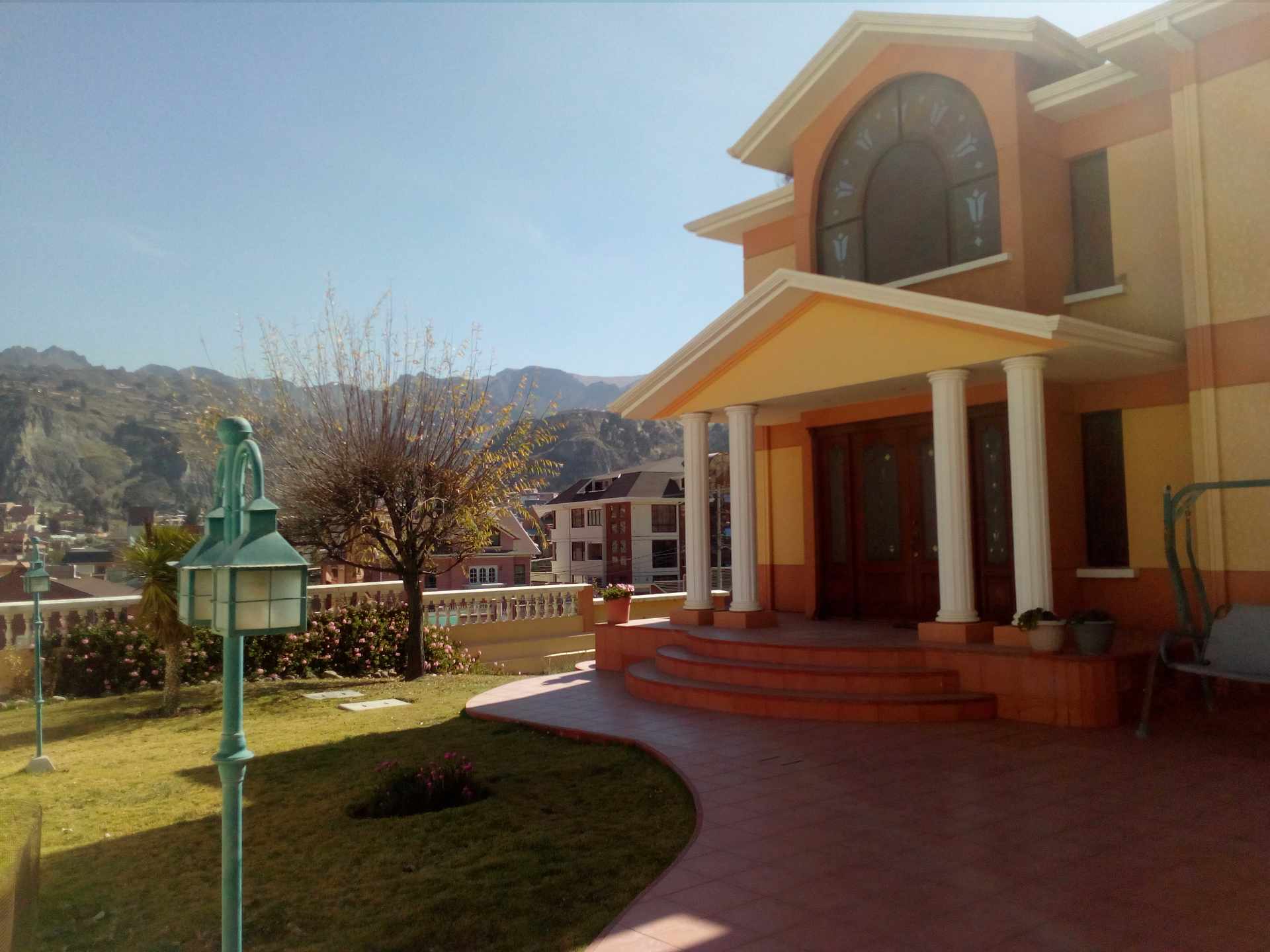 Casa en Irpavi en La Paz 5 dormitorios 6 baños 7 parqueos Foto 1