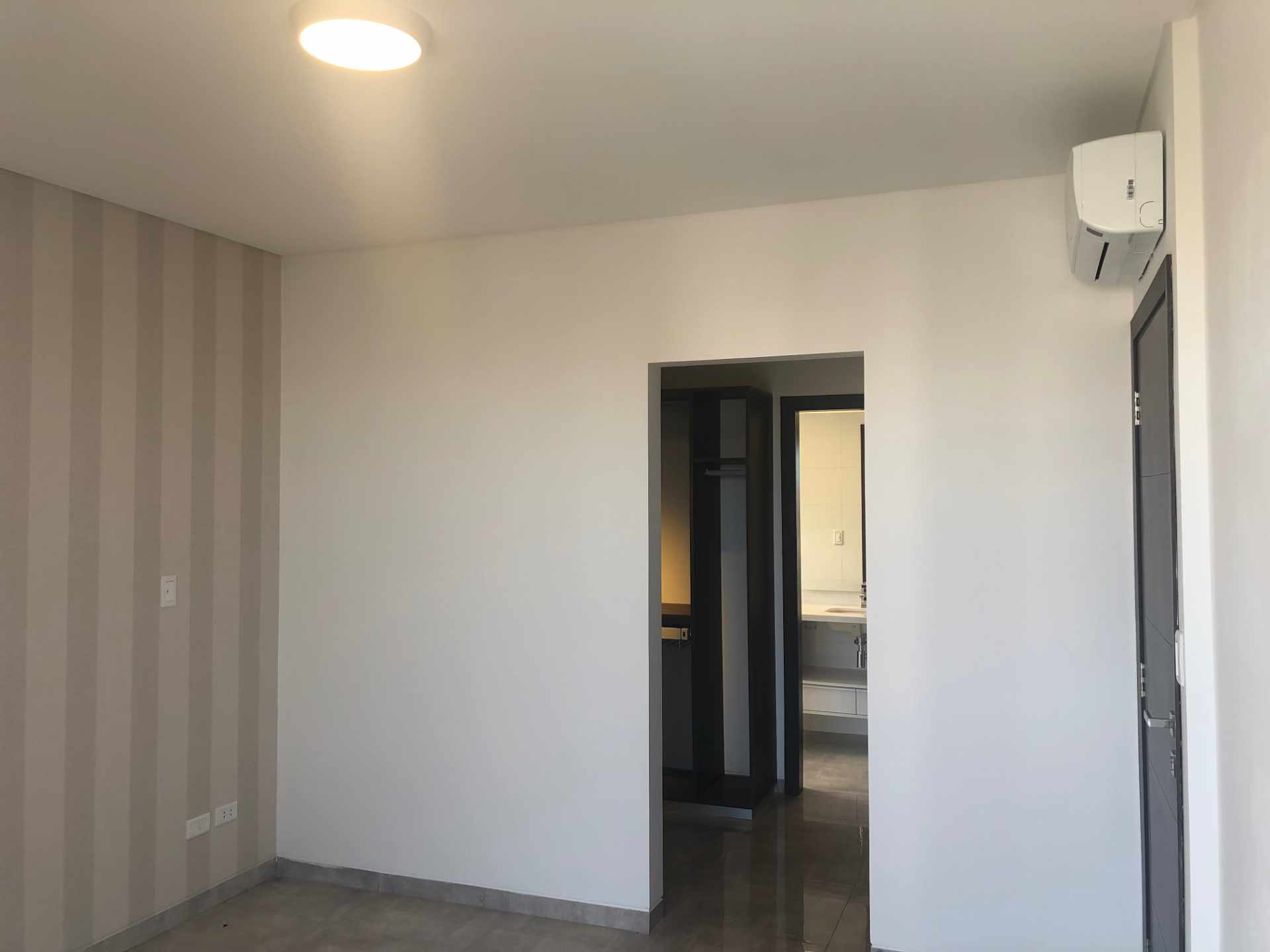 Departamento Condominio Condado 4 [Equipetrol, a lado del Colegio Alemán], Departamento a estrenar de lujo en alquiler de 2 suites + 1 parqueo techado. [1000$us., expensas incluidas] Foto 11