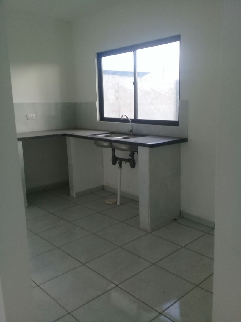 Casa ZONA, WARNES SOBRE AV. PRINCIPAL DOBLE VÍA ASFALTADA, FRENTE AL COLEGIO Foto 3