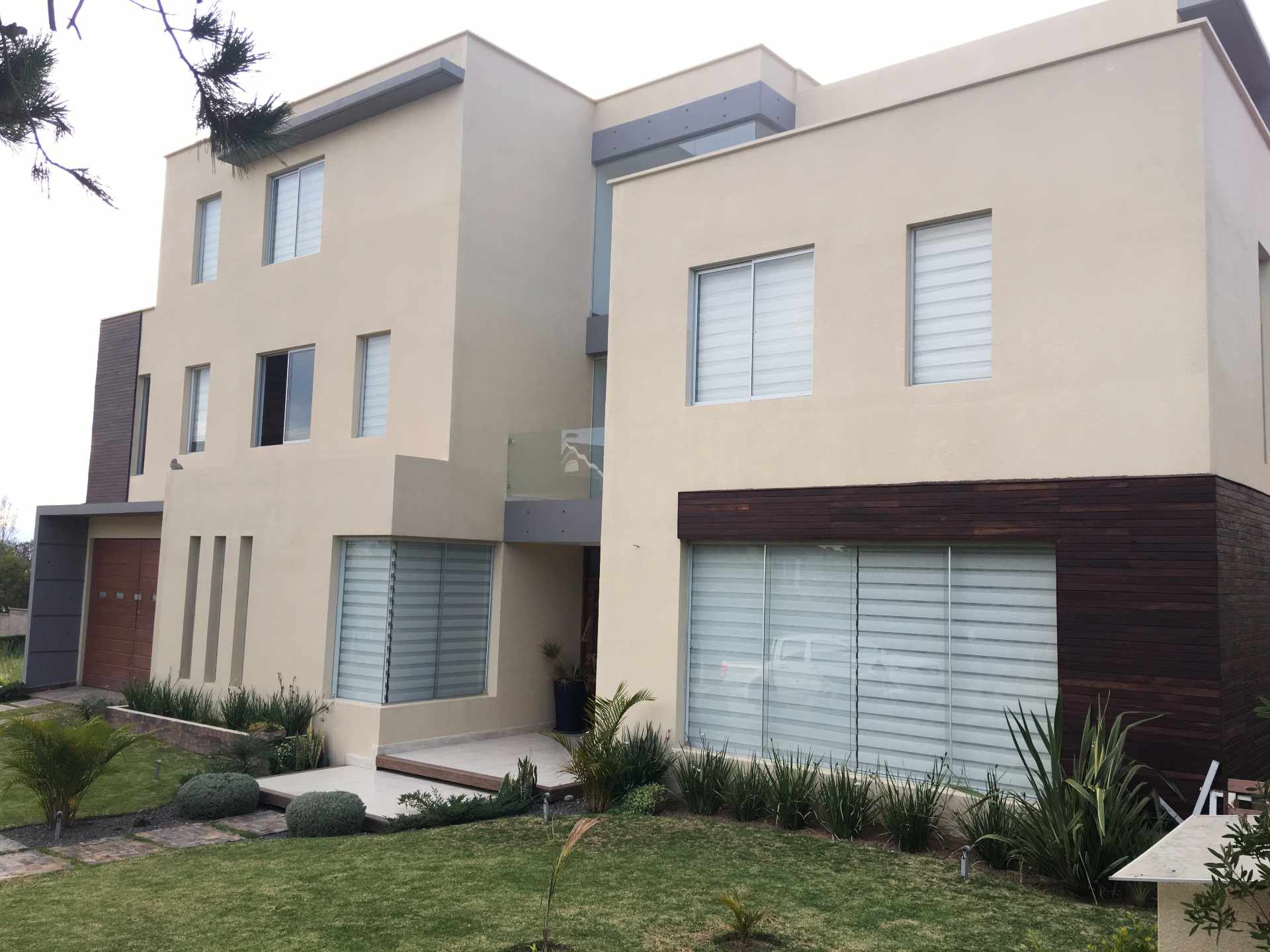 Casa en Villa Taquiña en Cochabamba 6 dormitorios 8 baños 3 parqueos Foto 2