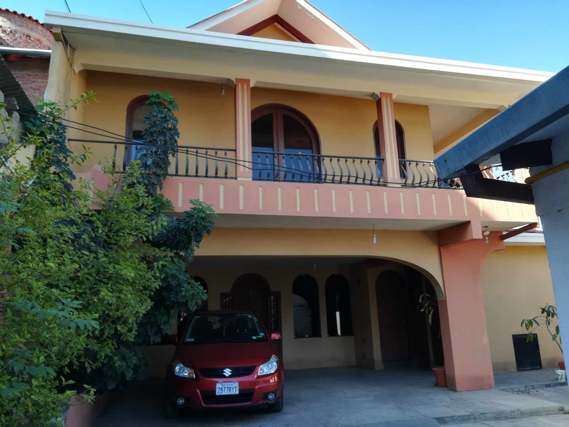 Casa en VentaIsmael Vasquez entre Paccieri y Pedro Borda, a una cuadra de las Torres Sofer.  3 dormitorios 5 baños 4 parqueos Foto 1