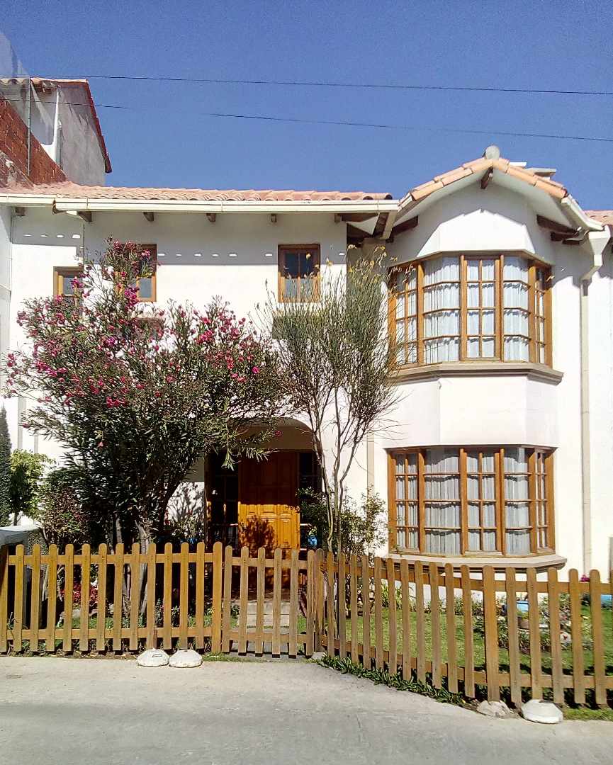 Casa en VentaCalle Avaroa, entre las calles Azurduy y Dalence. Foto 1