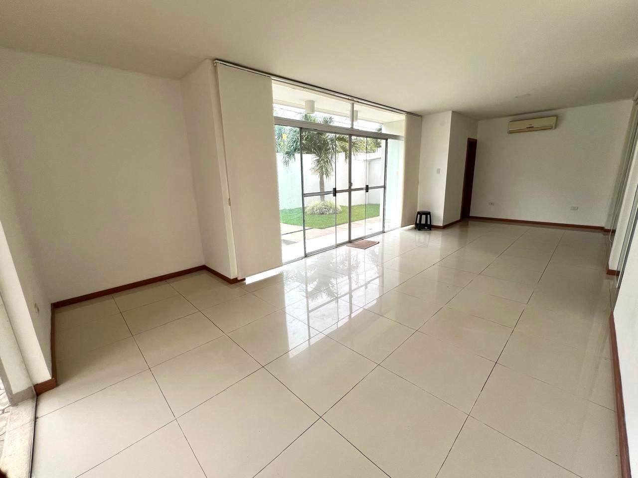 Casa en VentaEn Venta de Ocasión Hermosa Casa en Condominio Las Palmas II 3 dormitorios 3 baños 2 parqueos Foto 1